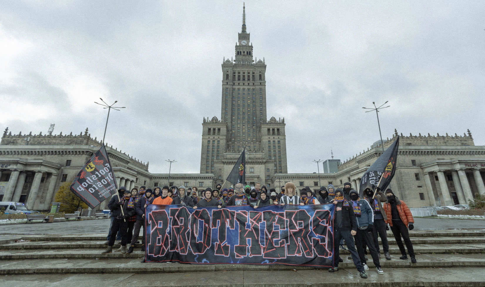 Grupa ludzi na tle Pałacu Kultury